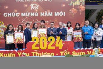 Tưng bừng lễ hội gói bánh chưng và trao quà tết cho sinh viên tại Trường Cao đẳng Dược Hà Nội