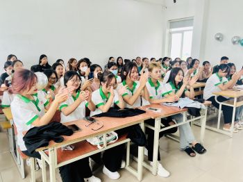 Rộn ràng không khí gặp mặt, giao lưu tân sinh viên K9 nhập học Đợt 4 năm học 2023-2024