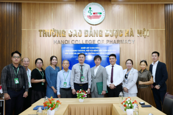 Hiệp hội Bệnh viện Toàn Nhật Bản đến thăm và làm việc tại Trường Cao đẳng Dược Hà Nội