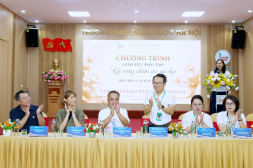 Trường Cao đẳng Dược Hà Nội tổ chức đào tạo Kỹ thuật gội đầu dưỡng sinh theo chuẩn quốc tế cho sinh viên