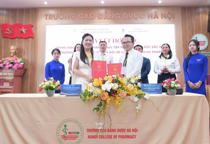 Ký kết hợp tác giữa Trường Cao đẳng Dược Hà Nội và Công ty TNHH HC Pharmacy: Mang công nghệ điều trị da liễu đến gần hơn với sinh viên