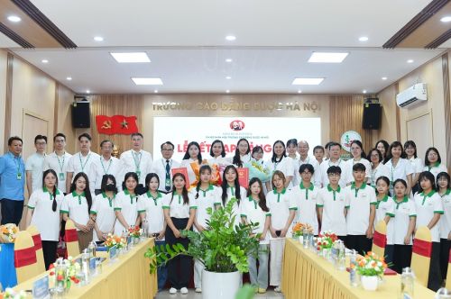 Chi bộ Trường Cao đẳng Dược Hà Nội tổ chức Lễ kết nạp Đảng viên mới