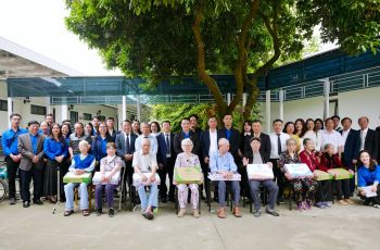 Lãnh đạo Trường Cao đẳng Dược Hà Nội tặng quà cho các cụ ở Viện Dưỡng lão EK Diên Hồng