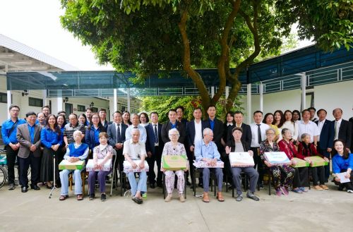 Lãnh đạo Trường Cao đẳng Dược Hà Nội tặng quà cho các cụ ở Viện Dưỡng lão EK Diên Hồng