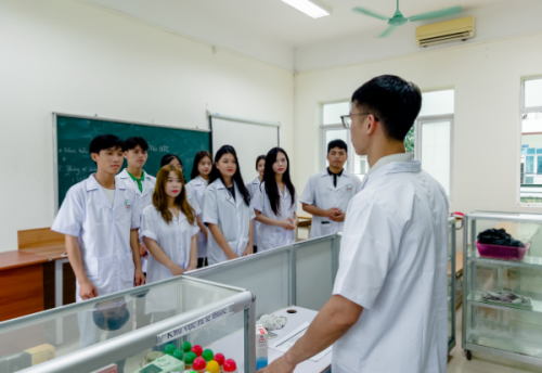 Dược sĩ có thể Cập nhật kiến thức chuyên môn về Dược ở đâu?