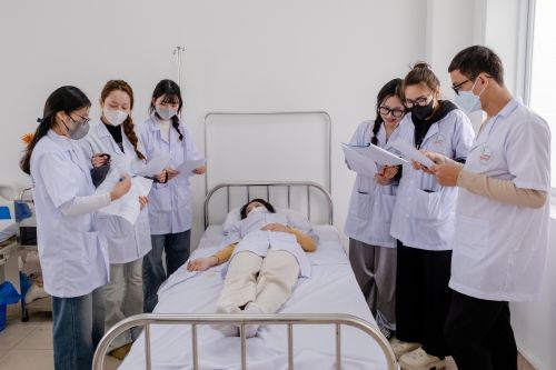 Gen Z Đua Nhau Chọn Điều Dưỡng – Tại Sao Lại Hot Đến Vậy?