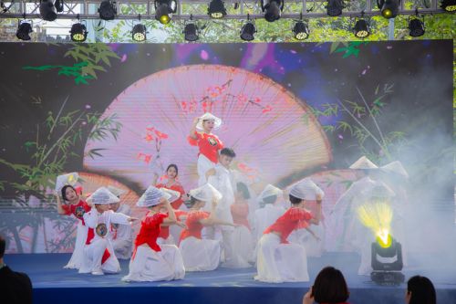 Những tiết mục văn nghệ bùng cháy tại lễ khai giảng Trường Cao đẳng Dược Hà Nội năm học 2024-2025