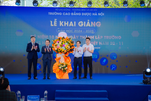 Tạp chí Pháp luật và Phát triển đưa tin về sự kiện: Trường Cao đẳng Dược Hà Nội tổ chức khai giảng và kỷ niệm 10 năm thành lập