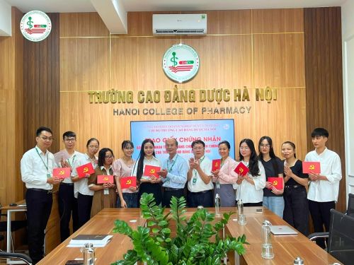 Quần chúng ưu tú Cao đẳng Dược Hà Nội hoàn thành xuất sắc lớp Bồi dưỡng nhận thức về Đảng