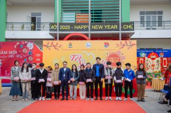 Tết không còn xa, trường Cao đẳng Dược Hà Nội tặng vé xe về quê miễn phí cho sinh viên